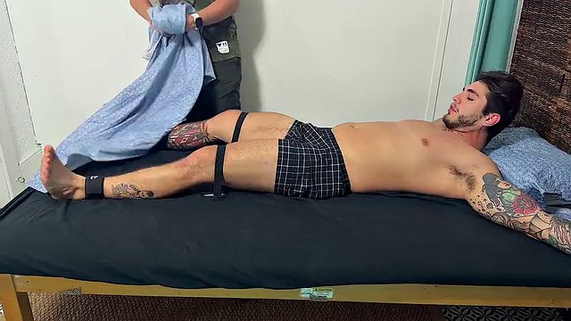 Muscled hunk Vinni worshipped and tickled by Dan