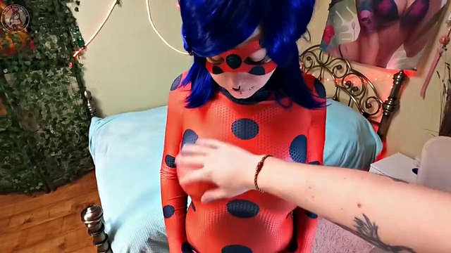 Il supercriminale domina la supereroina cosplay nella seduzione del pompino in POV