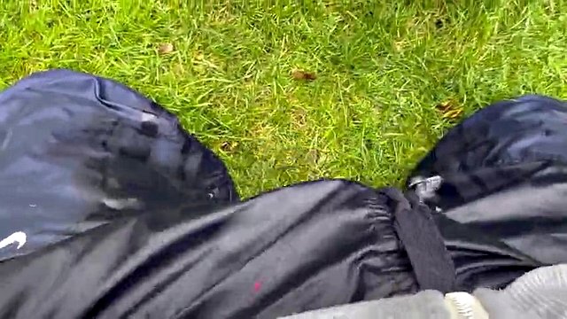 Me masturbo con mis trackers de nailon, pantalones cortos Adidas vintage cubiertos de agua caliente y jabón.