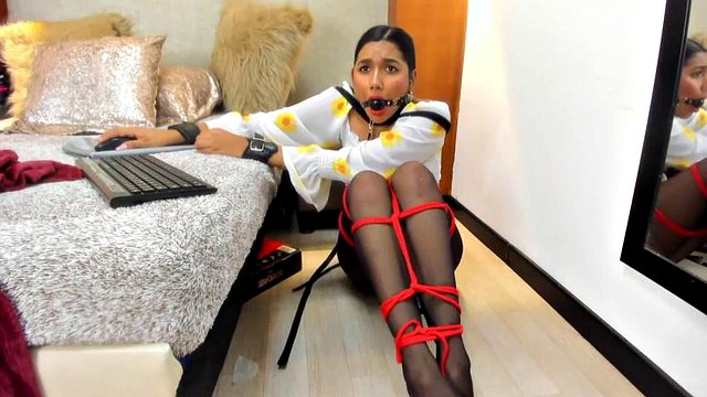 Sexy Latina in Bondage: Blowjob, Amateur- und Babe-Porno