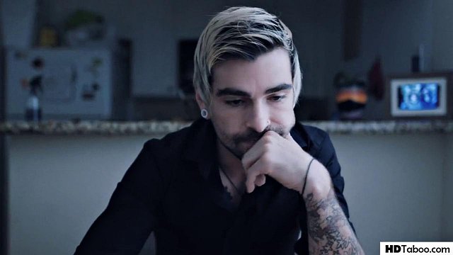 Η ξανθιά Lola Fae χτυπιέται εν μέσω περιορισμών για τον COVID-19
