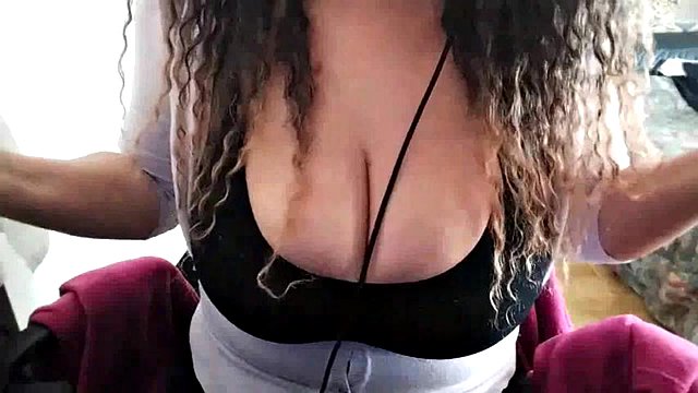 Webcam chubby babe teasing her huge natural boobs: Big Tits, Amateur & Solo Porn