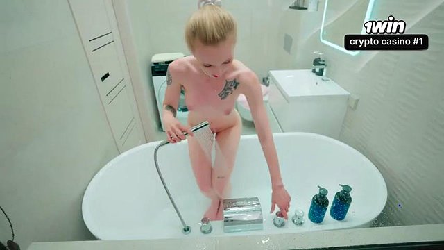 ¡Mamada en la ducha de la hermanastra espiada, tragada de esperma!