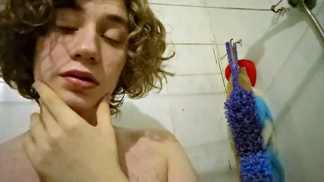 Ο gay twink αυνανίζεται στο μπάνιο και δείχνει τα υπέροχα πόδια του Galina Stop