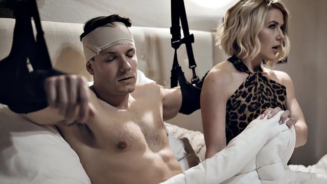 Stemor hjelper henne med å såre og opprørt tenåringsstesønn med å komme