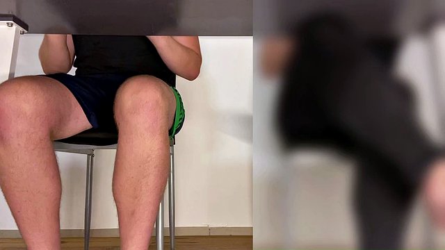 Énorme éjaculation sous la table familiale