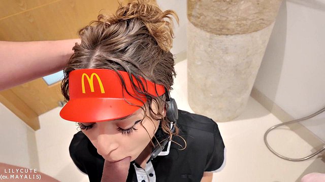 Fast Food Çalışanı Hatayı Düzeltiyor