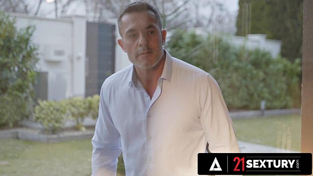 Renato Pounds Isabella De Laa's Tight Asshole with His Massive Cock in Hardcore Anal Slam