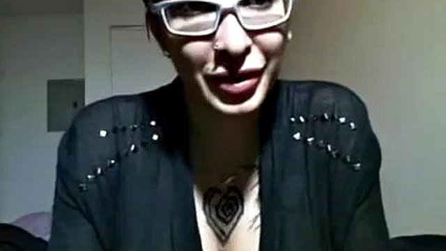 Big Tit Striptease: Mamas Grandes, Pornografia Amadora e Stripchat