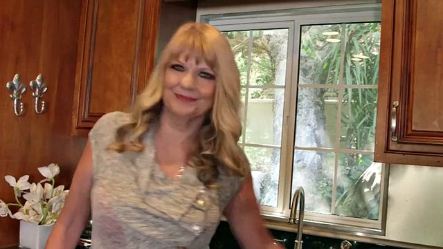 Mia Magnusson: Granny s kitchen magician: a fuck machine!