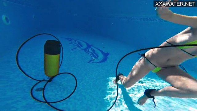 Polina saugt ihm unter Wasser die Seele aus