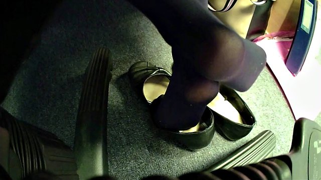 Nat nylon feet (shoe falls off)