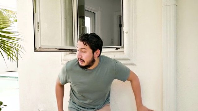 kyle mason alena croft duş alıyor ve kedi ile oynuyor