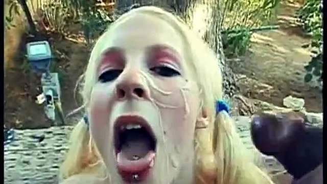 Spunkface Dollies V con Sara Jay, Isabel Ice, Bisexual Britni y Alexis Love: mamada, rubia y corrida porno