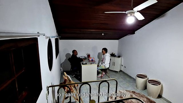 L'étudiante va passer un examen dans le bureau du professeur et se laisse séduire par lui jusqu'à ce qu'elle cède et fasse l'amour