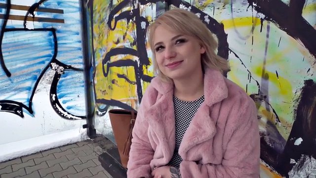 Süße Blondine von Fremdem doggystyled