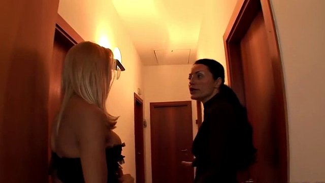 Italian blonde milf rentas a trans bang your