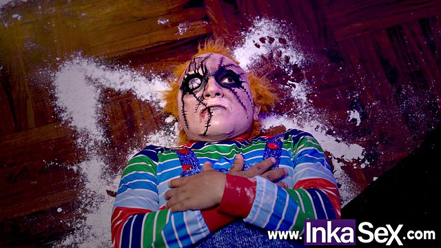 ハロウィンにチャッキーが生き返り、お尻を叩いてティファニーを驚かせる