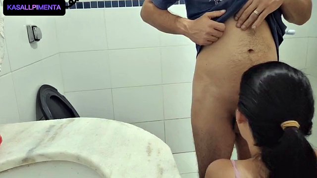 My cuckold told me to go to the bathroom to suck his friend, bastard he came super fast