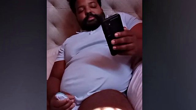Papa Ours joue avec une bite couverte en direct