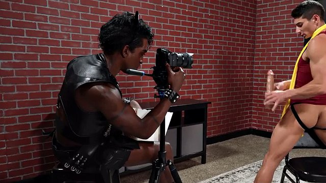 Sub-Cosplay-Stud ohne Sattel in Lederoberteil nach dem Spielen