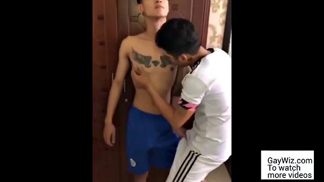 兩個穿著足球製服的亞洲人做愛