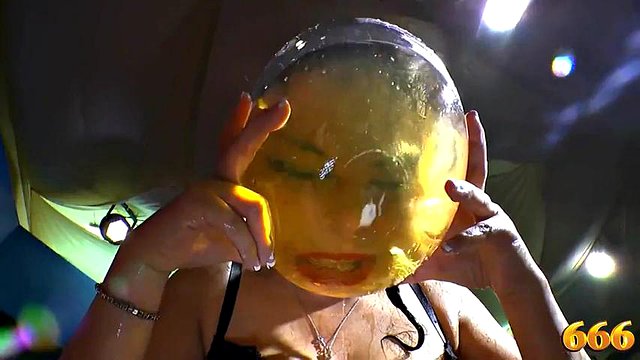 La mejor mamá montando una polla Buen amigo de papá caliente 002: mamada, perrito y lamiendo porno