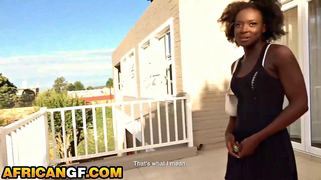 Un agent immobilier ébène aux gros seins avec un gros cul se fait pilonner durement par Pounder après la fermeture de la porte