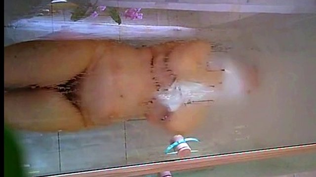 il grande corpo di mamma spiato sotto la doccia