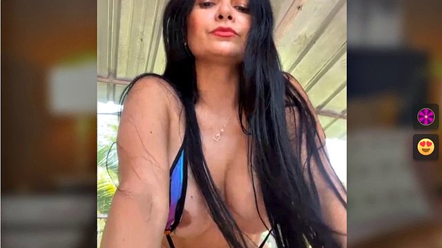 CataleyaRusso zeigt ihre riesigen Titten in einem kleinen Bikini