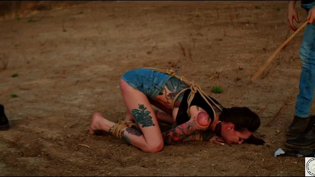 Dominazione dura con bondage e sculacciate per Rocky Emerson nel deserto della California