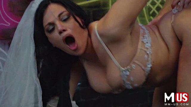 Mona Azar and Ophelia Kaan Lesbian Handjob