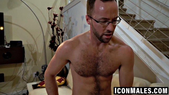 Velký penis Lucase Leona láká Alexe Hawka do Raw Bareback