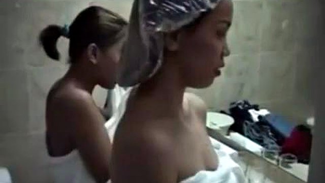 관광객은 호텔 방에서 두 매춘부를 성교시킵니다: 구강 성교, 섹시한중년여성 & 사정 포르노
