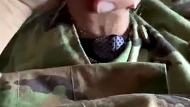 Soldato dell'esercito si masturba in OCP e slip bianchi attillati in tuta da volo