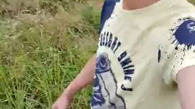 Je fais quelque chose pour l'environnement (faire pipi sur un tronc d'arbre)