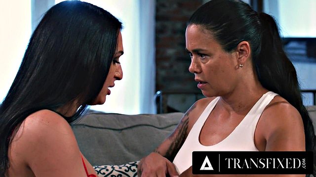 I Sultry Undertøy, Big-Tits Trans Khloe Kay Quivers med Lust som Curvy Cougar Rørlegger