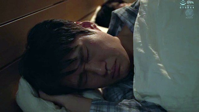 （英文字幕）从卧室窗户看到的一个女人和一个朋友