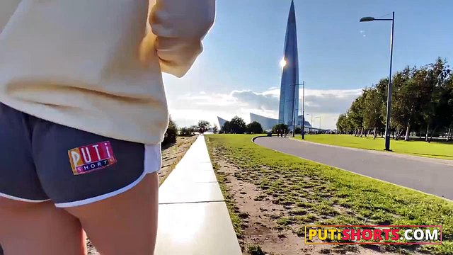 Malé město Teen Blonde Coura svádí nového souseda ve městě a bere jeho velký péro do jejího těsného kretén