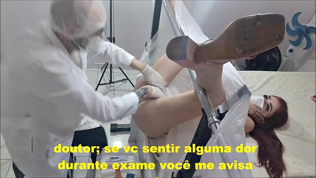 Il ginecologo ha usato il gel anestetico per esaminare la giovane donna