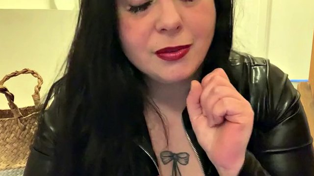 Vends-ta-culotte - French mistress fetish pleasures: leather, boots, hair and feet