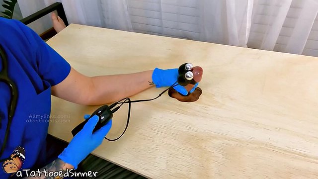 Hemşire hastasını makineyle tedavi ediyor