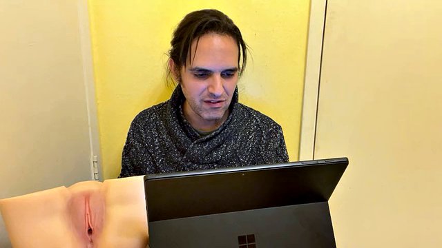 recensioni Marco legge le mail dei fan, ridi finché non ti senti grato per gli splendidi scatti di pesche e ciliegie #commedia