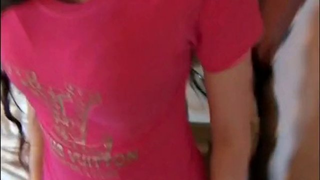 Veröffentlichung eines privaten Videos der jungen naiven Brünetten Michaela.