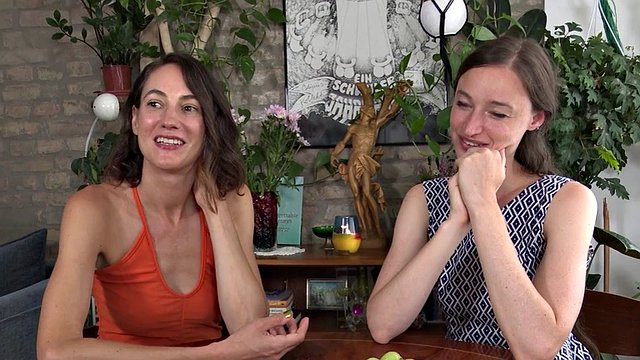 Ersties - Hot babes Zina og Lolo utforsker fotfetisjen deres sammen