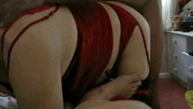 Zralá britská crossdresser dívka má sex s dědou tátou