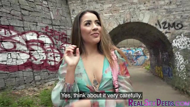 21 YO PÚBLICA Babe Cocksinging en público