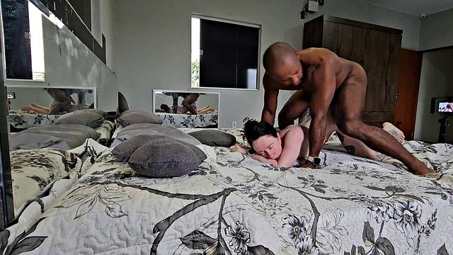 ブラジル人の元妻、元妻のために配信中にハードコア騎乗位でマルシオ・バイアーノに乗って激しくうめき声を上げる