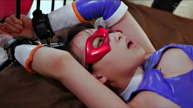 GHKQ_33 Superheroine