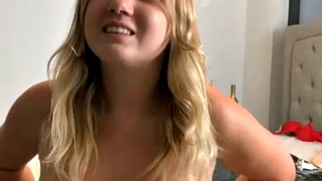 La blonde allemande NadjaHeld gicle comme une folle